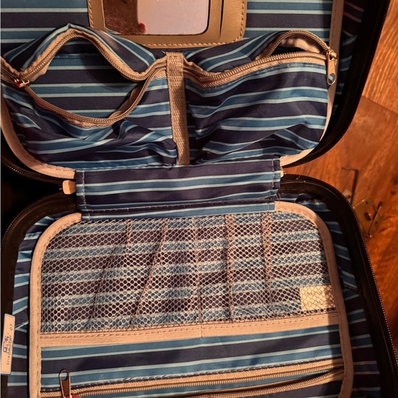 Heys Carryon and Cosmetic Bag Set - Picture 11 of 12